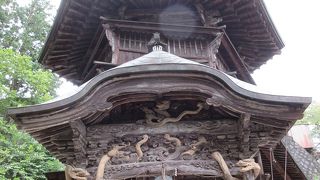 頭が閊えてしまいそうな程に低い天井。