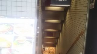 東京メトロの銀座線の京橋駅の上の場所にあるステーキの専門店