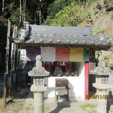 境内にある遙拝所　この奥に「大師ヶ岳」がある