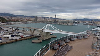 クルーズ船の停泊地から市街までは歩ける距離ではありません。バスが必須です。