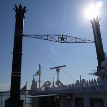 秋の日差しを浴びるミシガンの甲板