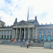 ブランブルグ門から少し北に歩くと国会議事堂がありました。