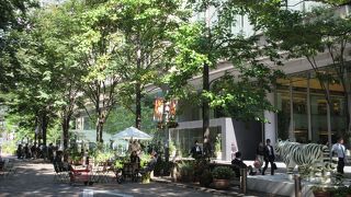 ランチタイムに洗練された街をブラブラ