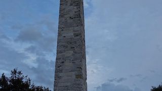 背の高いモニュメント