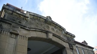 印象的な階段とステンドグラスと太い柱