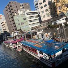 鮮やかな色の屋形船