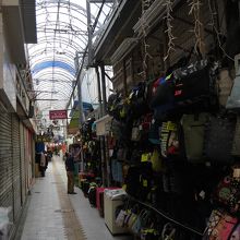 シャッターの降りている店が見えます