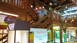 クリスタル製品のと木材の二階建てが見事でした！