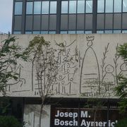 「カタルーニャ地方およびバレアレス諸島建築家協会」の建物側面の壁画。ピカソの作品です。