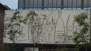 「カタルーニャ地方およびバレアレス諸島建築家協会」の建物側面の壁画。ピカソの作品です。