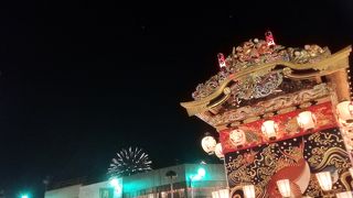 冬の夜空に打ち上げられた花火が競演した大祭