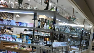 ガラスペンやコップからティファニー風のランプまで。