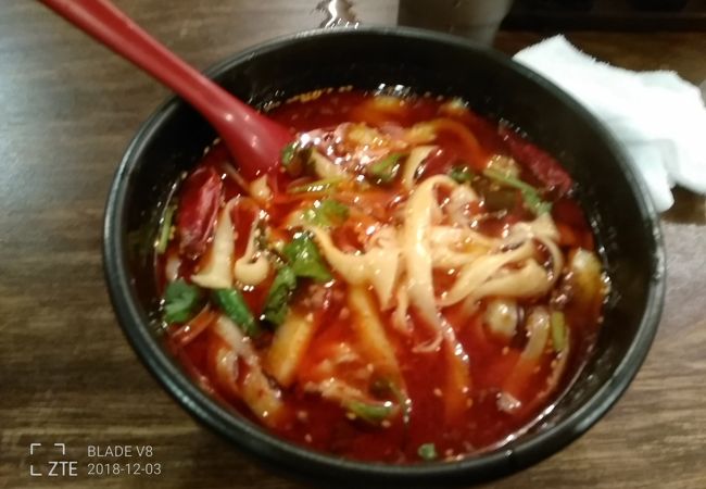 スパイシーな刀削麺