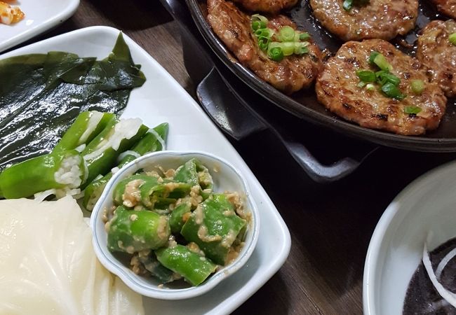 名物「竹筒ご飯」、地元の野草、山菜、名物カルビが味わえる。