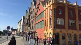 路地を入った所に大きな鱈の木彫りがありました。