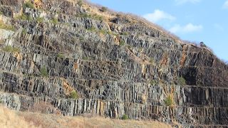 ここの柱状節理は非常に大規模です