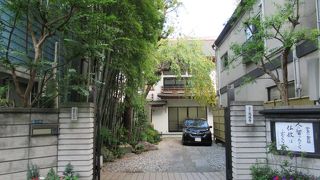 広くはないが背の高い竹が生えた植え込みなどがある寺院です