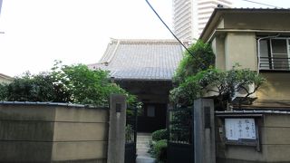 本堂が大きくはないが向拝を設けた瓦葺き入母屋造りの寺院です