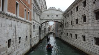 二つの建物を渡す小さな美しい橋
