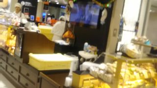 ハード系のパンがずっしりと食べ応えがある