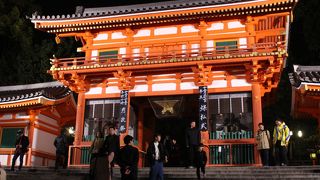 夜の八坂神社も風情があります