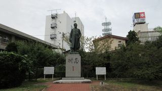 広場の奥には野口英世の像が立っていました。