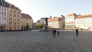 ルター像があります。