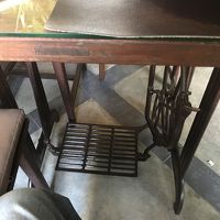 朝食のテーブルは、ミシン台。