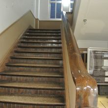 階段は板を張ってある。