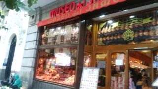 通勤前の地元客も多く訪れます