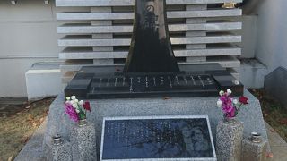 Ｔ字型の記念碑