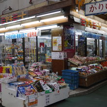 沖縄の食材が並んでいます