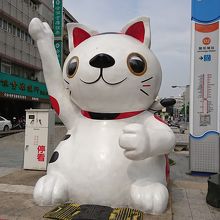 駅入り口近くにいた招き猫