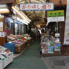 パン屋さんもある狭い路地です