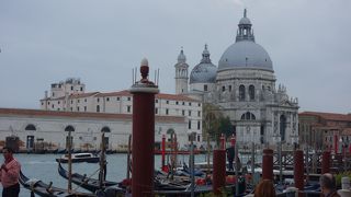 サンタマリアデッラサルーテ教会へ向かう際に渡りました