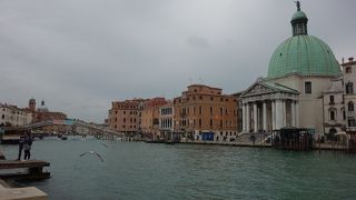 サンタルチア駅に近いカナルグランデに架かる橋