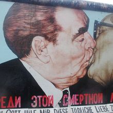 有名なブレジネフとホーネッカーの 兄弟のキス の画を見るために訪れました By Nichi イーストサイドギャラリーのクチコミ フォートラベル 有名なブレジネフとホーネッカーの 兄弟のキス の画を見るために訪れました By Nichi イーストサイドギャラリーのクチコミ フォートラベル