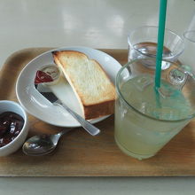 トーストとドリンクプラス小豆を食べました