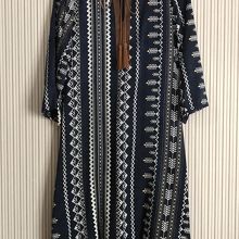 ネイビーのワンピース 襟元のスエードがアクセント