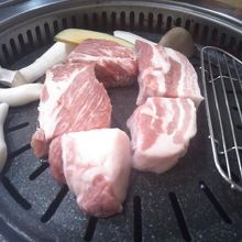 スタッフさんが最初から最後までやってくれる肉。