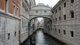 ため息橋を撮影する人で混んでいます