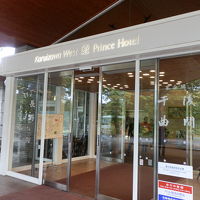 軽井沢プリンスホテルウエストの玄関です。