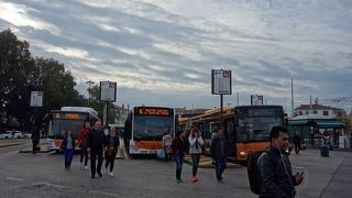 サンタルチア駅とローマ広場をつなぐ現代的な橋