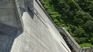 ダムの脇に小さな駐車場