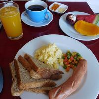 レストランがない（ずっと工事中？）んで、部屋出しの朝食です。