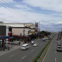 道路の向かいはガイサノマクタンで、買物・食事はとても便利です