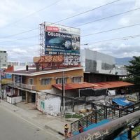 通りから入り、駐車場の奥の建物3階にホテルがあります