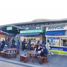 表のフードコート