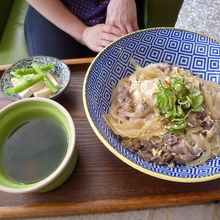 妻がが注文した豚肉の丼