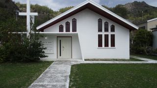 桟橋沿いにある小笠原のメイン通り近くにある小さい教会でした。